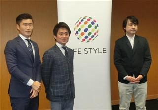 ＶＲクリエーター養成講座について発表する永田雅裕社長（中央）ら＝１３日、東京都港区