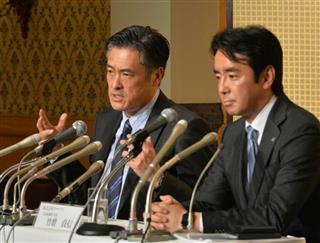 退任するローソンの玉塚元一会長（左）と竹増貞信社長＝１２日、東京都港区（伴龍二撮影）