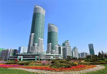 平壌市内に完成した高層住宅団地「黎明通り」＝１３日（共同）
