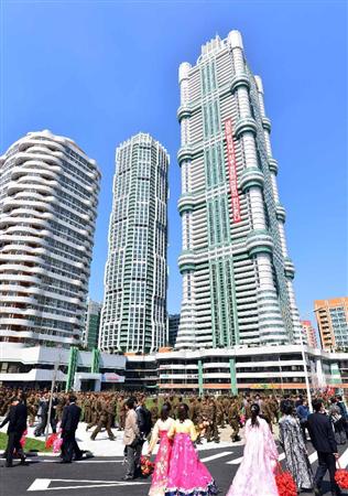 平壌市内に完成した高層住宅団地「黎明通り」＝１３日（共同）