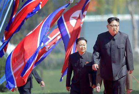 高層住宅団地の竣工式に到着した金正恩朝鮮労働党委員長（右）＝１３日、平壌（ＡＰ）