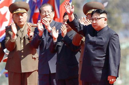 完成した高層住宅団地の竣工式で、手を振る金正恩朝鮮労働党委員長＝１３日、平壌（ロイター）