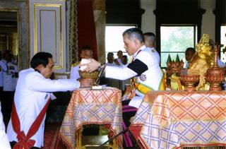 ワチラロンコン国王（右）とプラユット暫定首相（左）が出席して行われたタイ新憲法公布式典＝６日、バンコクのアナンタサマーコム宮殿（ＡＰ）