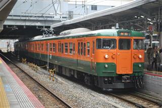 岡山電車区で２編成だけ残ることになった湘南色の１１５系