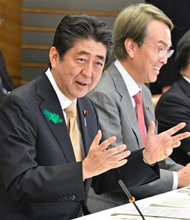 未来投資会議であいさつする安倍晋三首相(左)と石原伸晃経済再生担当相=14日午後、首相官邸 未来投資会議であいさつする安倍晋三首相(左)と石原伸晃経済再生担当相=14日午後、首相官邸