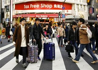 日本を訪れた中国人観光客たち。すっかり定着してしまった「マナーの悪さ」という評判を気にかけているといい、改善の方向に向かっているとか（ロイター）