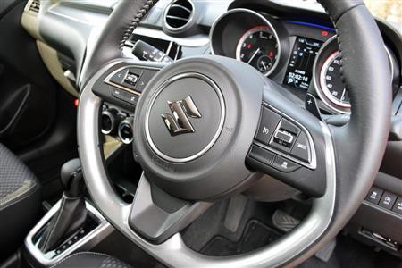 ハンドルはリム下部を水平にカットしている