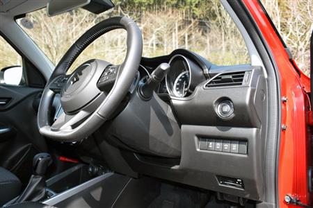 運転席周り。エンジンのスタート／ストップボタンはハンドルの右側に配置している