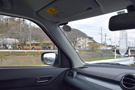 運転席から対角のＡピラーを見る。視界は悪くない。奥に見えるのは小野橋付近を走る神奈中バス