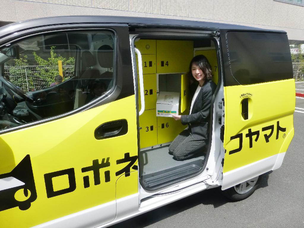 自動運転を見据えた宅配サービスで使われる車両＝１６日午後、神奈川県藤沢市