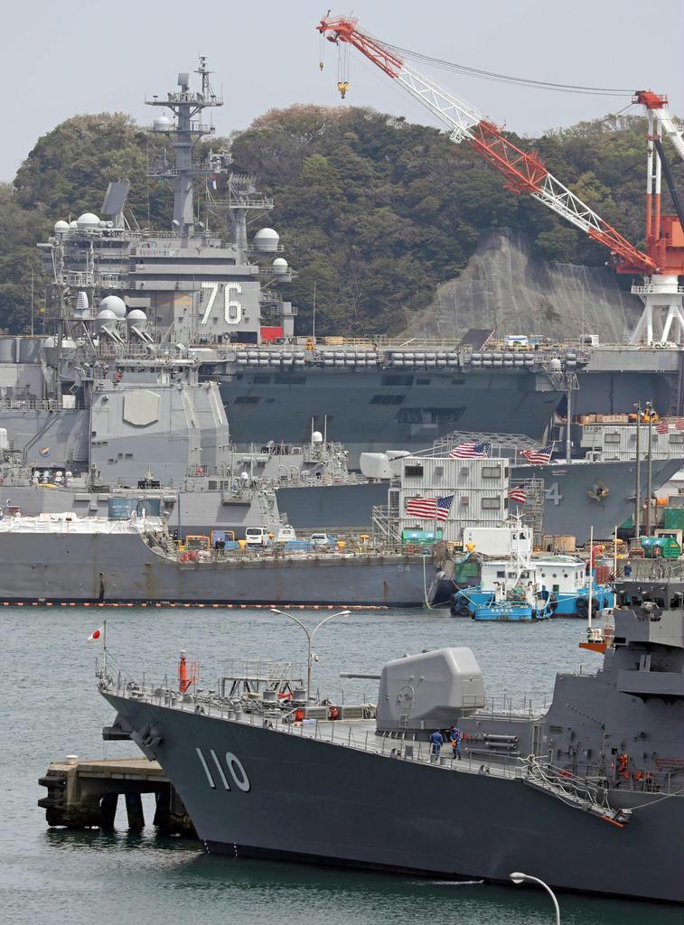 横須賀港に並ぶ海上自衛隊の護衛艦「たかなみ」（手前）や米海軍の原子力空母「ロナルド・レーガン」（奥）。北朝鮮情勢を受けて緊張が高まっている＝１６日午後、神奈川県横須賀市（桐原正道撮影）