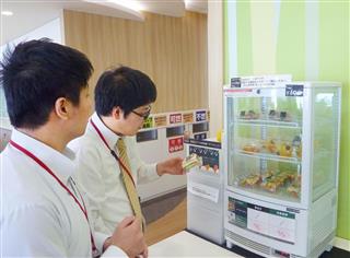 キリンの食堂に設置された「ＯＦＦＩＣＥＤＥＹＡＳＡＩ」の野菜パックや果物パックを選ぶ従業員＝東京都中野区