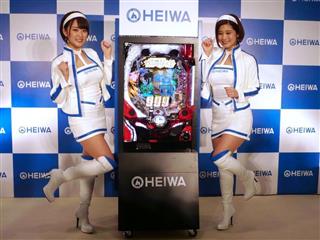 平和のキャンペーンガールに就任した忍野さらさん（左）と橘花凛さん（右）