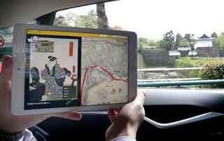 江戸時代の古地図を片手に、現代の街の姿と見比べながらタクシーで観光する新サービス「タイムスリップタクシー」＝１８日午後、東京都千代田区（菊本和人撮影）