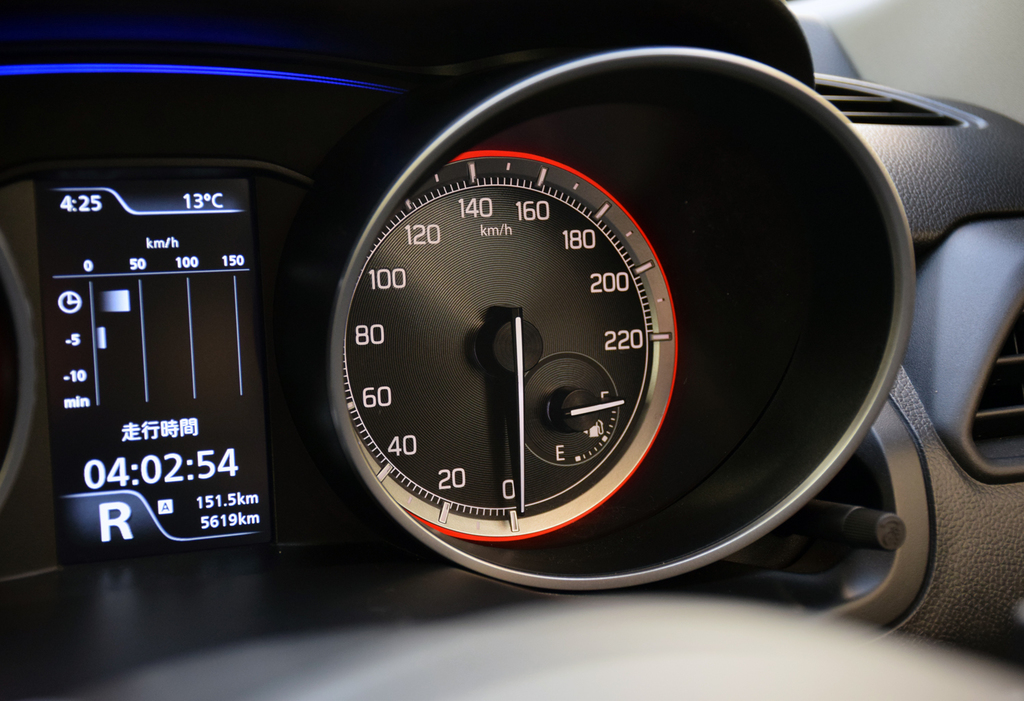 ２２０キロまで刻まれた速度計。盤面にはレコード盤のようにスピンドル加工が施されている