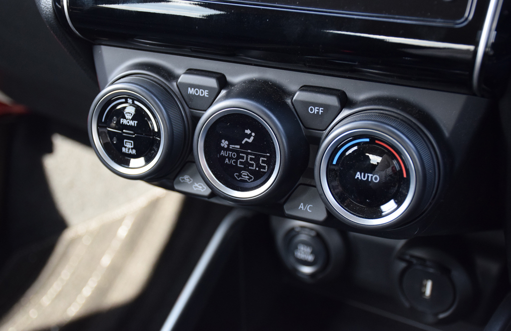 ３つ並んだ円形のエアコンスイッチ