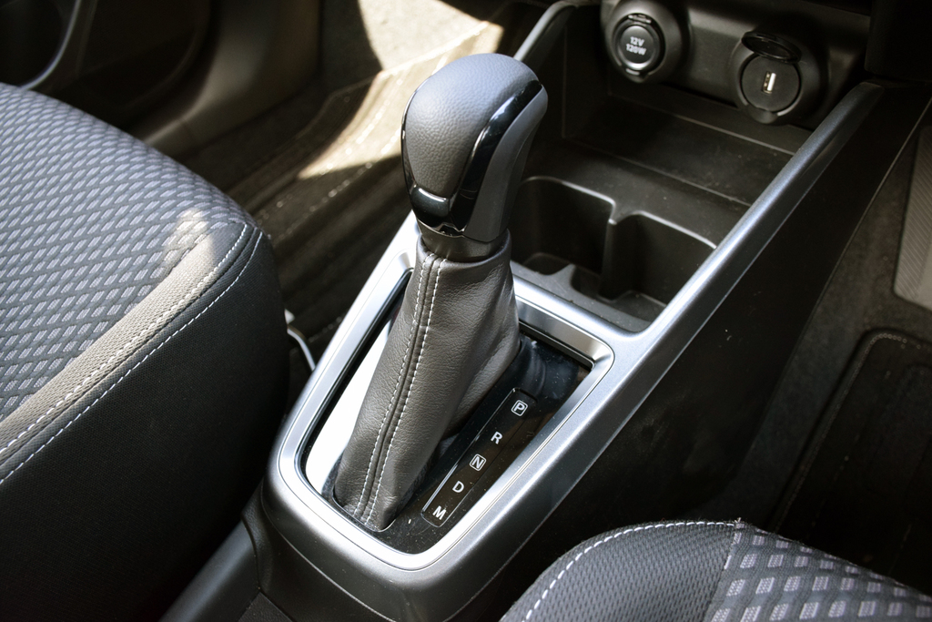 シフトレバーとセンターコンソールトレー。ドリンクホルダーやＵＳＢポートも備える