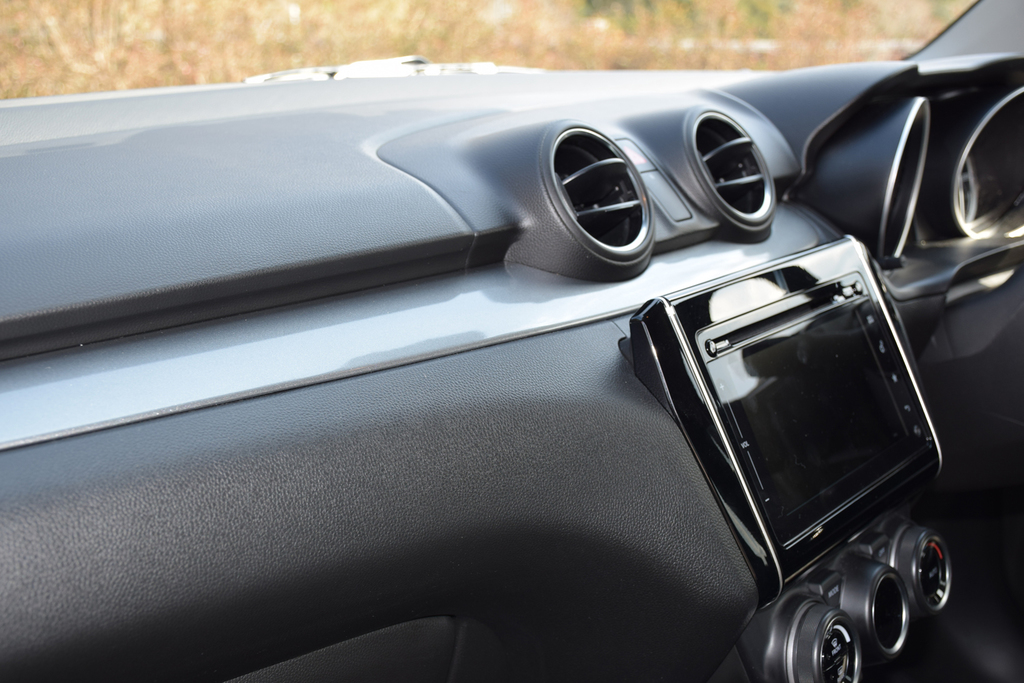 ダッシュボードを水平に走る光沢を抑えたシルバーの装飾