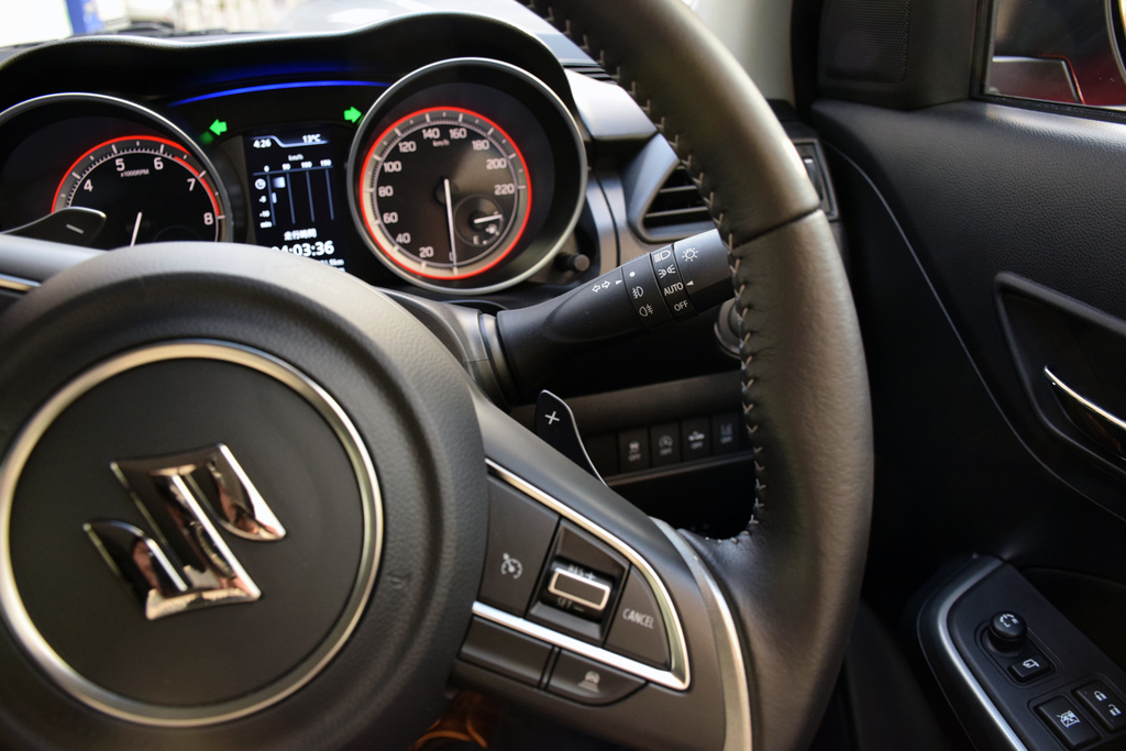 ステアリング裏のシフトパドルとライティング操作レバー