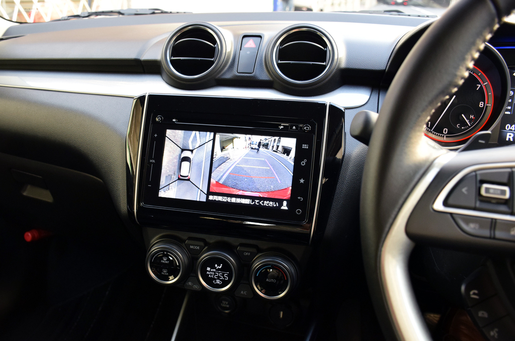 リバース時に車両後方と俯瞰映像を同時に映し出す