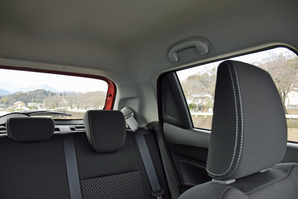 リヤウインドーの一部にドアハンドルを組み込んだため、Ｃピラー周辺の視界は正直悪い