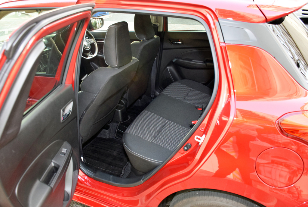 後席の開口部は上部を大きく切り取っている