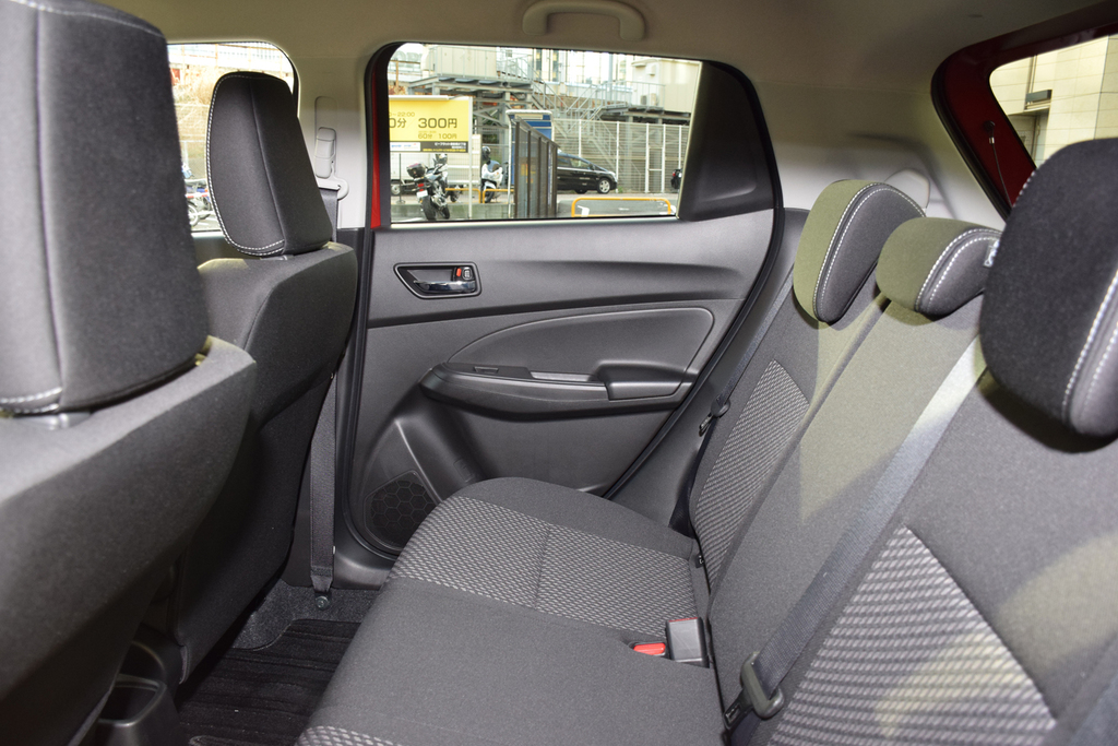 後席は座面がしっかりと大きい割に、レッグスペースも広く取ってある。背もたれは寝かせ気味