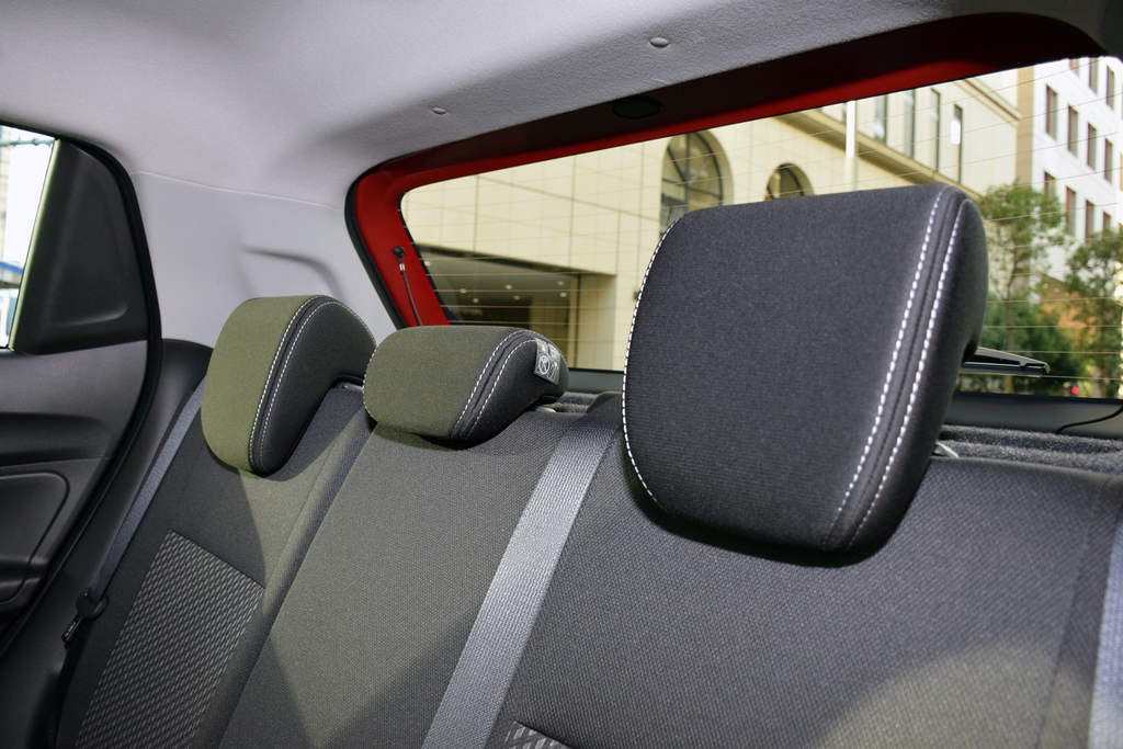 後席のヘッドレストは大きめの作り