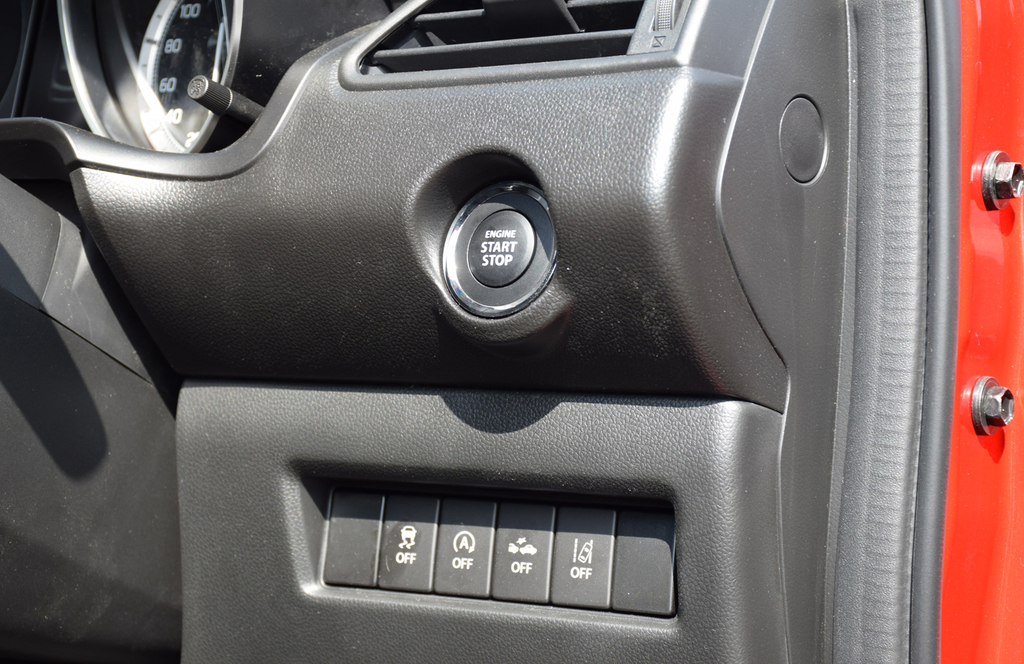 エンジンのスタート／ストップボタンと安全装備の操作スイッチ