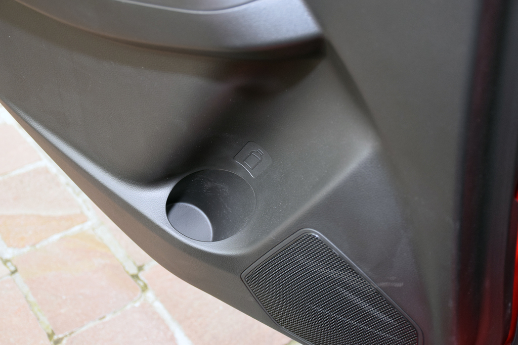 リヤドアのドリンクホルダー