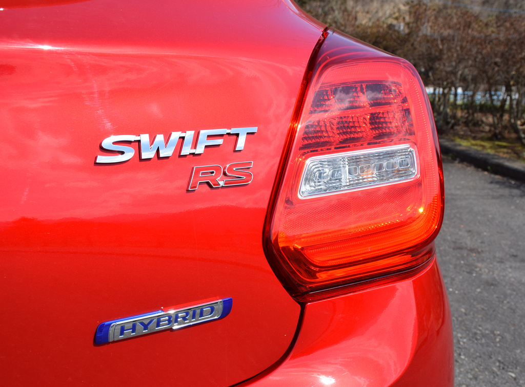 外側に張り出したリヤコンビランプと「ＲＳ」のバッジ。その下には「ＨＹＢＲＩＤ」の６文字が光る