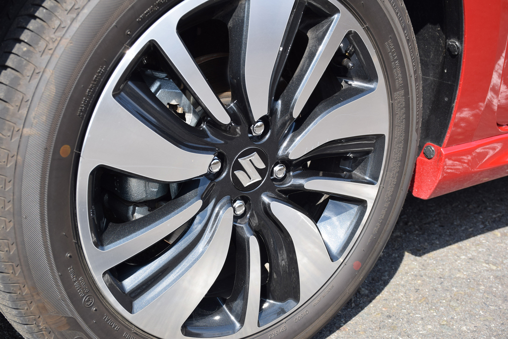 切削加工とブラック塗装を施したＲＳ専用１６インチアルミホイール