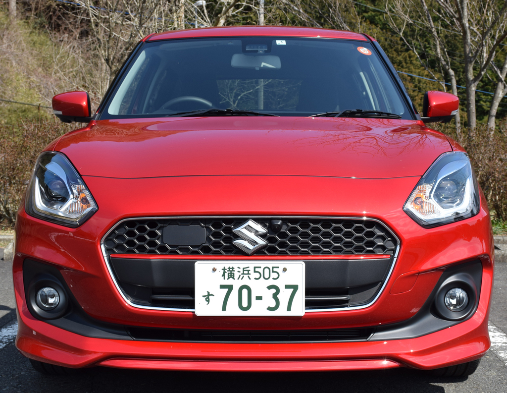 スイフト「ハイブリッド ＲＳ」はグリルにＲＳ専用の赤いラインが入る