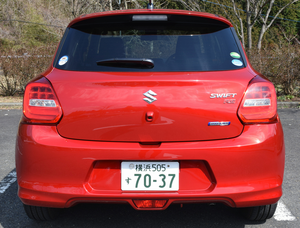スイフト「ハイブリッド ＲＳ」のリヤビュー。サイドへ張り出したワイドボディーがスポーティーさを演出する
