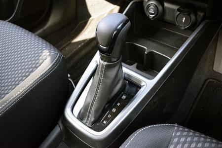 シフトレバーとセンターコンソールトレー。ドリンクホルダーやＵＳＢポートも備える