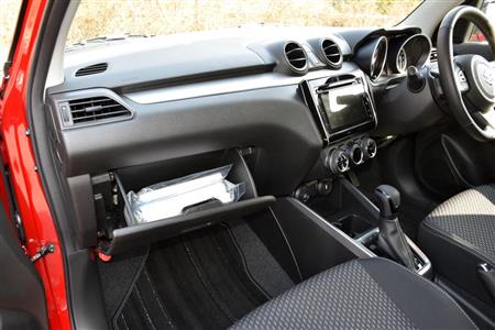 グローブボックスを開けた状態