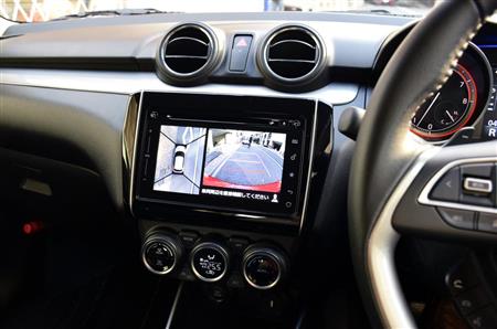 リバース時に車両後方と俯瞰映像を同時に映し出す