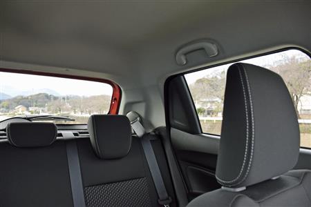 リヤウインドーの一部にドアハンドルを組み込んだため、Ｃピラー周辺の視界は正直悪い