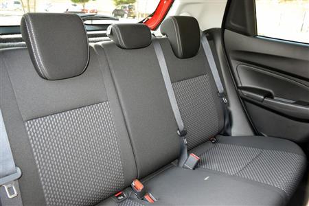 リヤシートは座面やヘッドレストが大きく、体全体をしっかりと支えてくれる