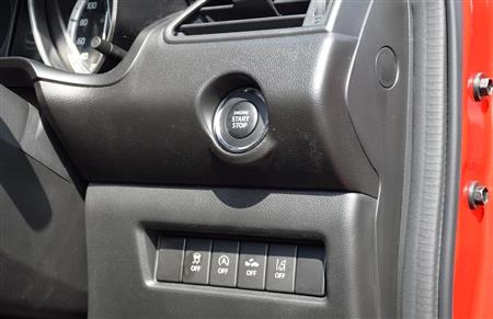 エンジンのスタート／ストップボタンと安全装備の操作スイッチ