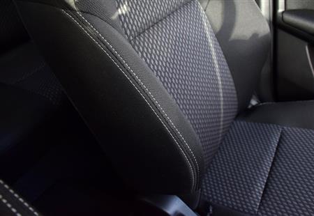 シルバーステッチの入ったＲＳ専用ファブリックシート表皮