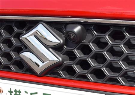 駐車時に車両を俯瞰するように映し出す全方位モニター。その時に前方の映像を担うフロントカメラはグリルに取り付けてある