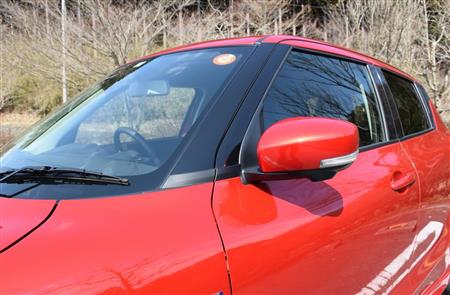 目立たないようブラックアウト処理を施したＡピラー。まるでルーフが浮いているようだ