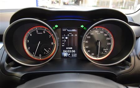 赤色で縁取った２眼メーター。中央のディスプレイでは様々な情報の表示が可能