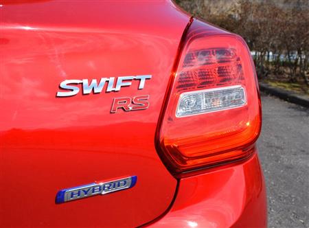 外側に張り出したリヤコンビランプと「ＲＳ」のバッジ。その下には「ＨＹＢＲＩＤ」の６文字が光る