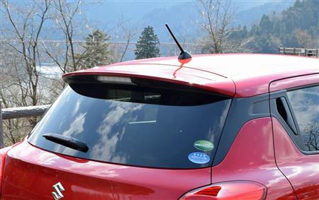 ルーフエンドスポイラーとルーフに取り付けたアンテナ。向こうに見えるのは虹の大橋