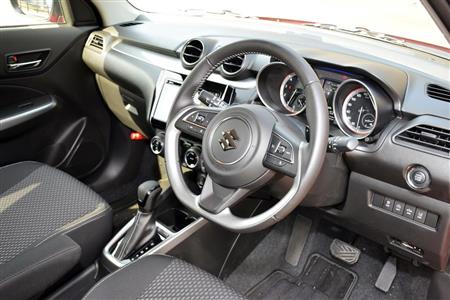 本革巻のステアリングやセンターコンソールに光沢を抑えたシルバーオーナメントを施している