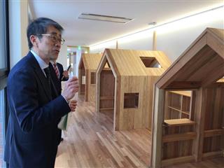 廊下に作った小屋を「第２の保育所のように使ってほしい」と話す板橋茂課長＝東京都江東区の「ナーサリールームベリーベアー深川冬木」