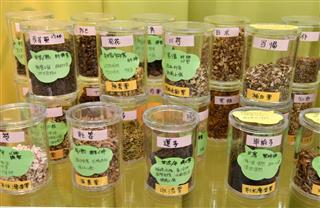 咲美堂漢方薬房に並ぶさまざまな種類の漢方薬＝１１日、神戸市中央区