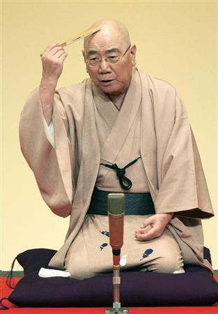 ２０１２年６月、演目「中沢家の人々」を披露する三遊亭円歌さん＝東京・内幸町